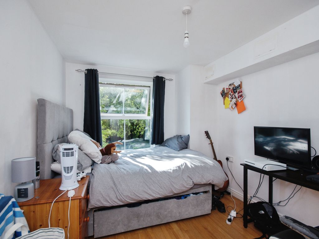 2 bed flat for sale in Suffolk Road, Bournemouth BH2, £240,000