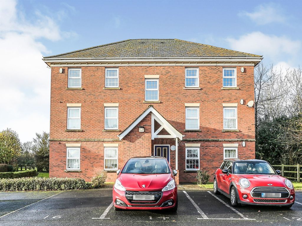 2 bed flat for sale in Huggins Close, Balsall Common, Coventry CV7, £175,000