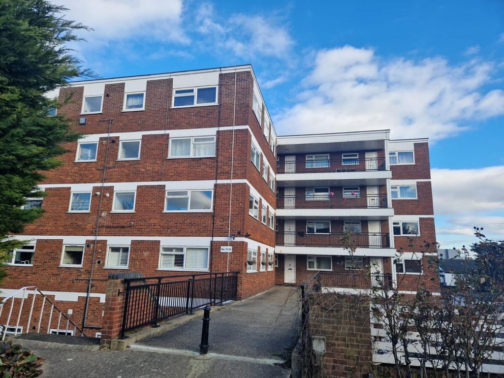 1 bed flat for sale in Lynwood Close, London E18, £210,000