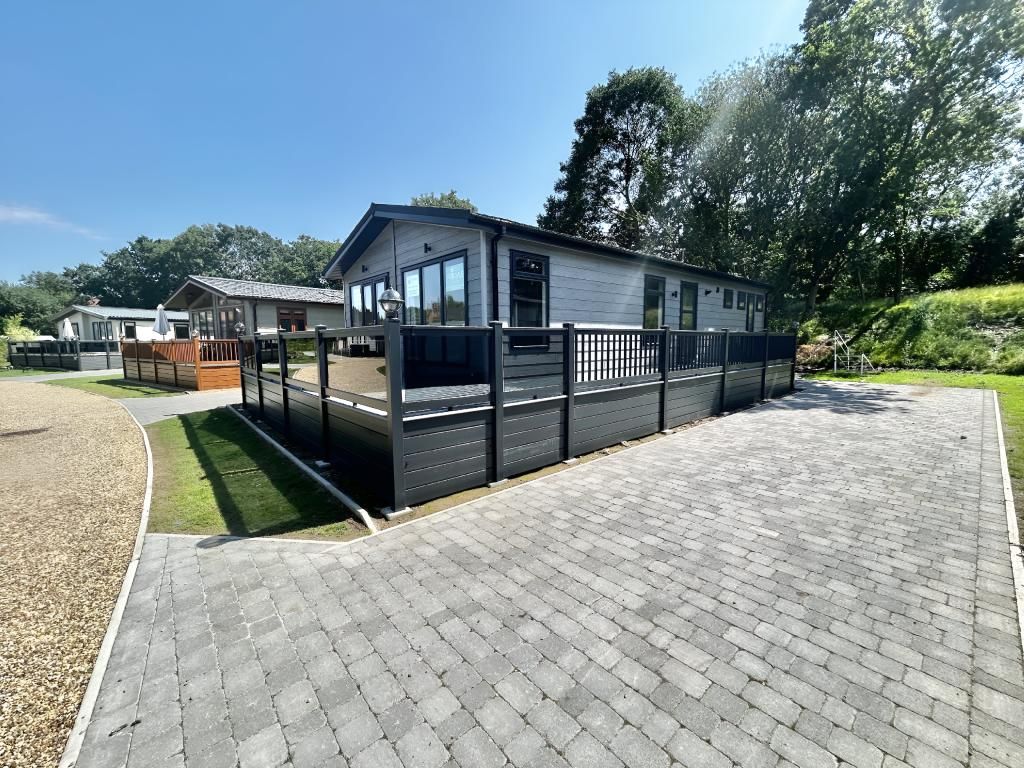 2 bed mobile/park home for sale in Dereham Road, Yaxham, Dereham NR19, £219,950