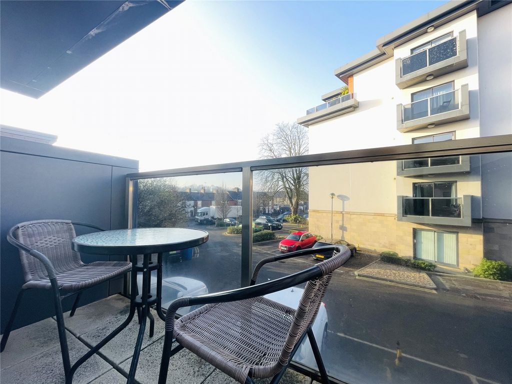 1 bed flat for sale in Chatsworth Road, Chesterfield, Derbyshire S40, £140,000