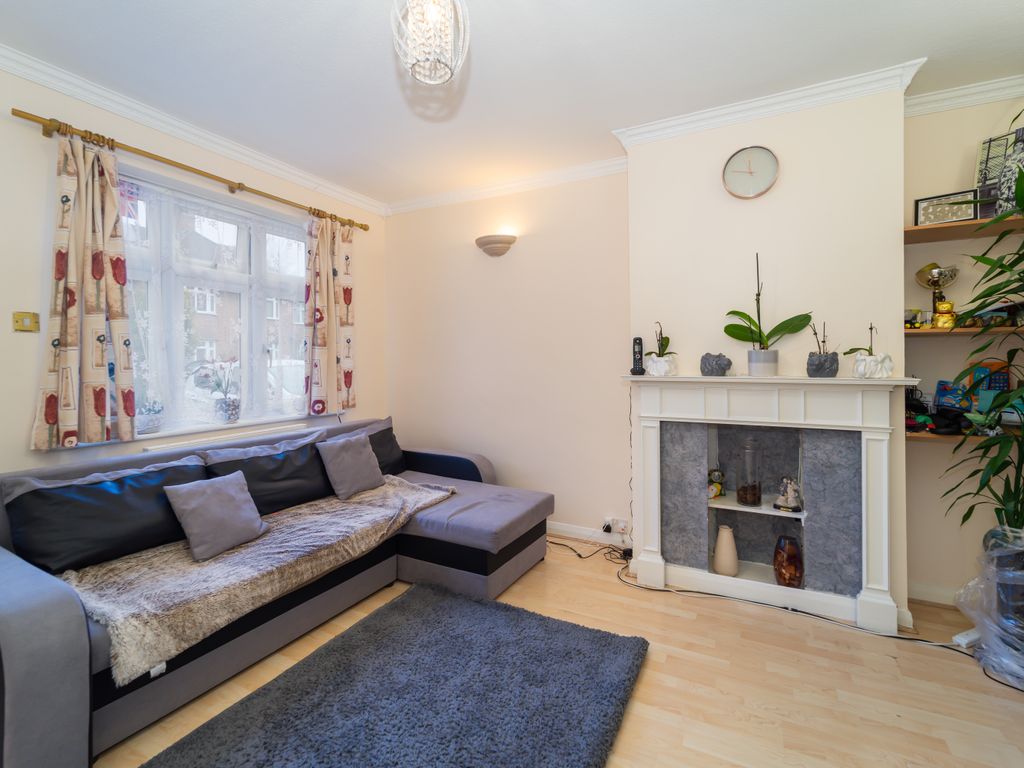 2 bed flat for sale in Errol Gardens, New Malden KT3, £330,000