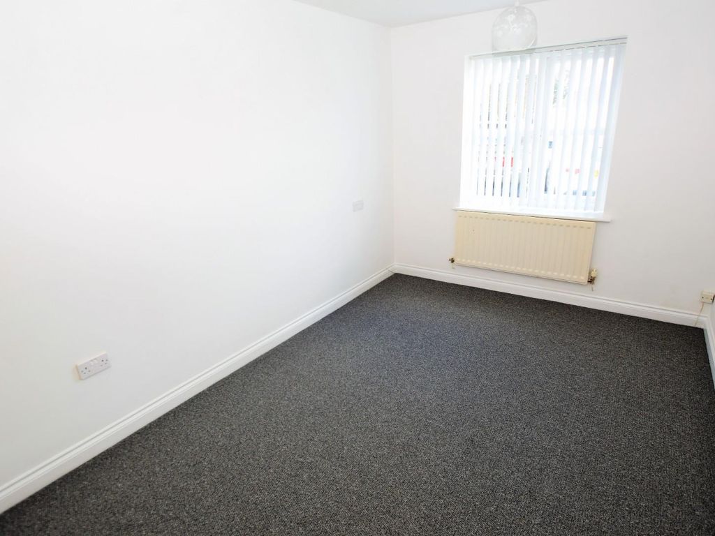 2 bed flat for sale in Wyndley Close, Sutton Coldfield B74, £240,000