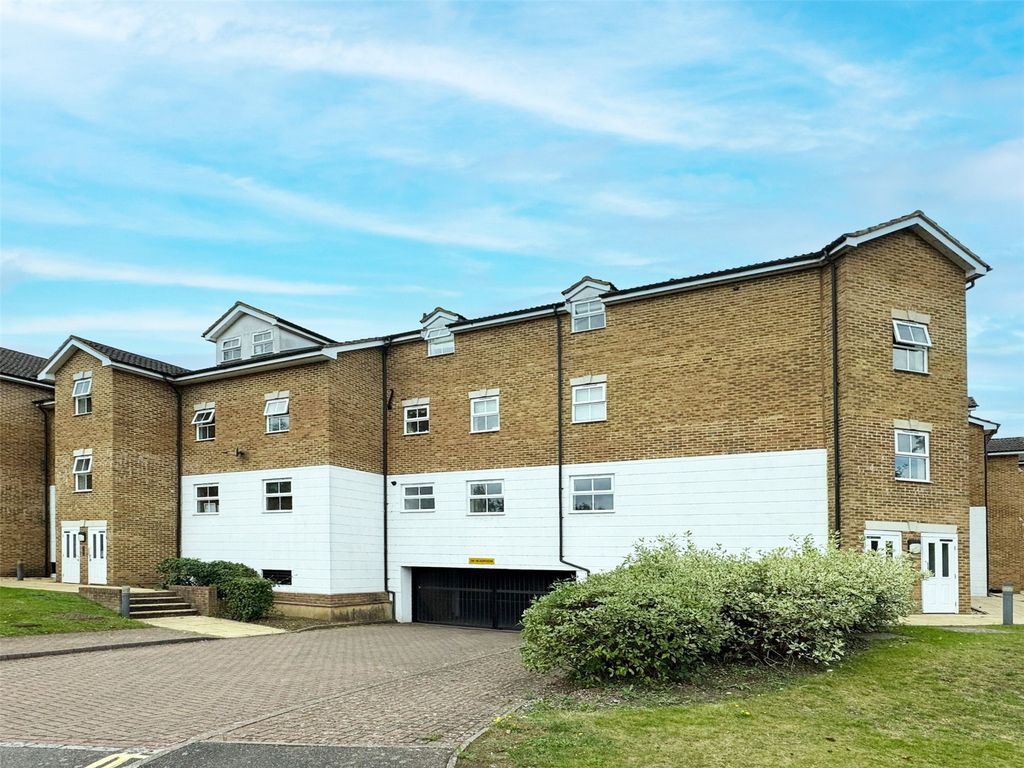 2 bed flat for sale in Wraysbury, Staines, Surrey TW19, £320,000