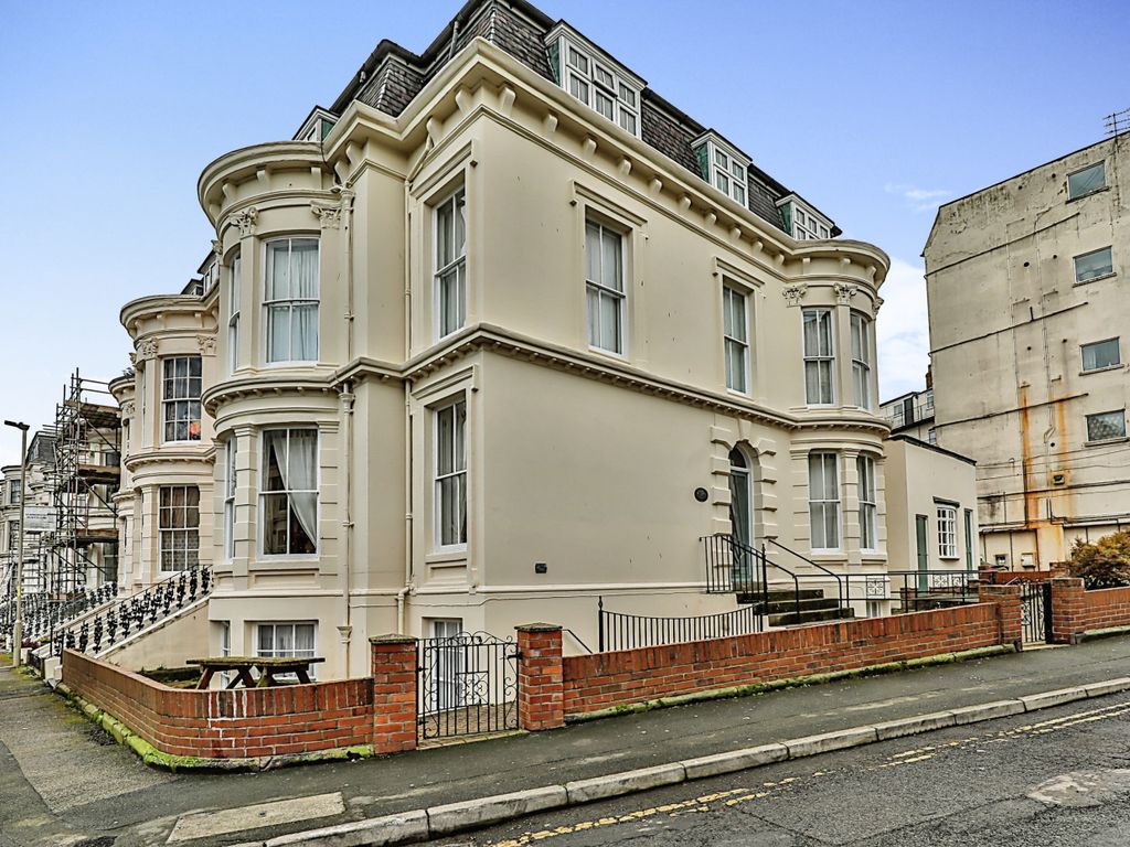 2 bed flat for sale in Crown Terrace, Scarborough, North Yorkshire YO11, £105,000