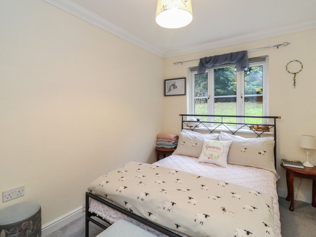 2 bed flat for sale in Farriers Way, Chesham HP5, £310,000