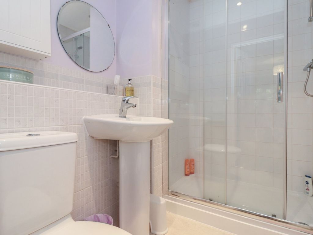 2 bed flat for sale in Farriers Way, Chesham HP5, £310,000
