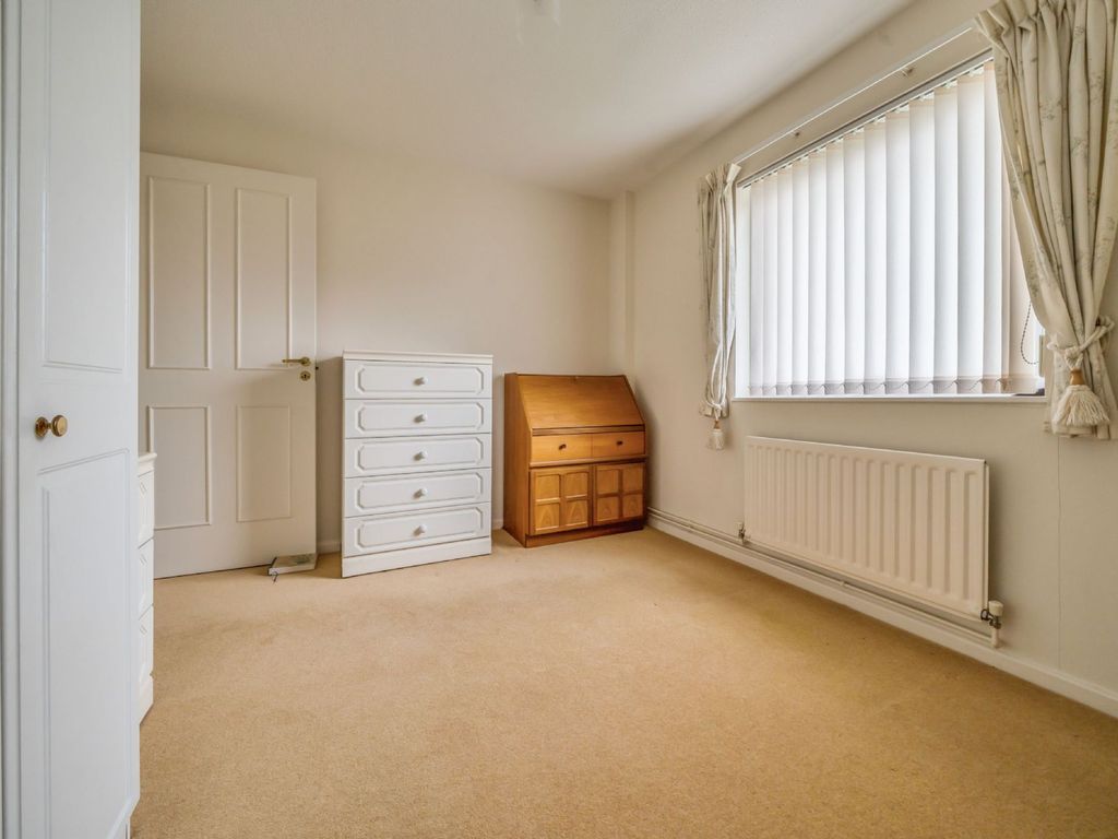2 bed flat for sale in Roding Close, Elmbridge Village, Cranleigh, Surrey GU6, £175,000