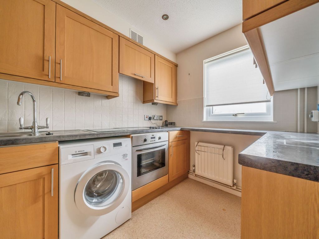 2 bed flat for sale in Roding Close, Elmbridge Village, Cranleigh, Surrey GU6, £175,000
