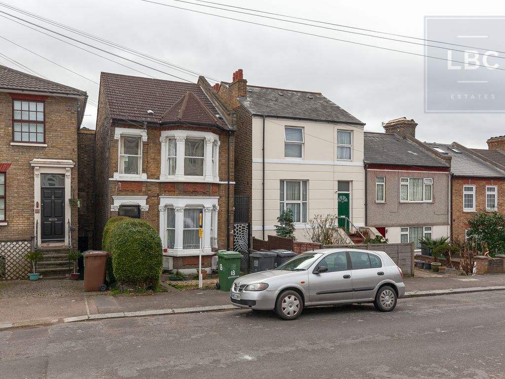 1 bed flat for sale in Winterbourne Road, London SE6, £215,000