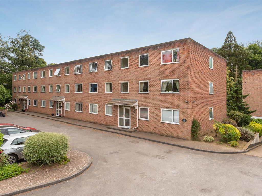 2 bed flat for sale in Cardwell Crescent, Ascot SL5, £260,000