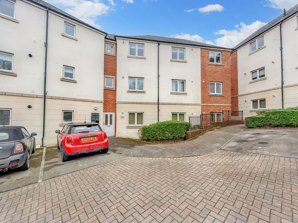 2 bed flat for sale in Golden Mile View, Hollybush House NP20, £140,000