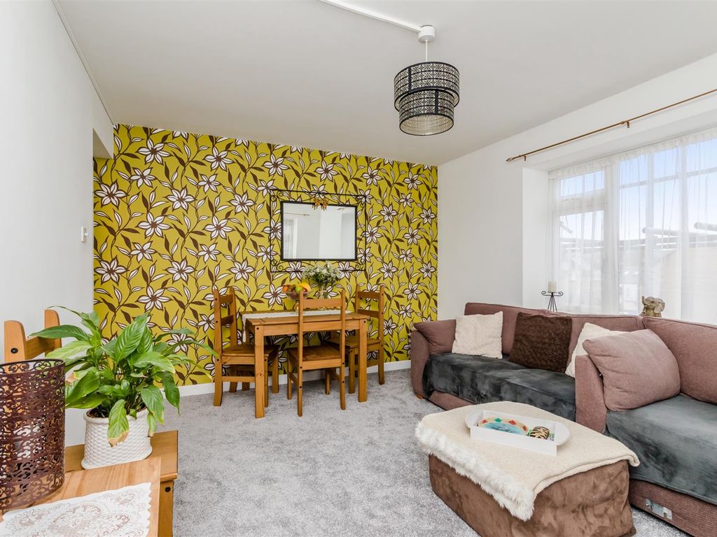 2 bed flat for sale in Devonshire Court, The Drive, Hove BN3, £299,950