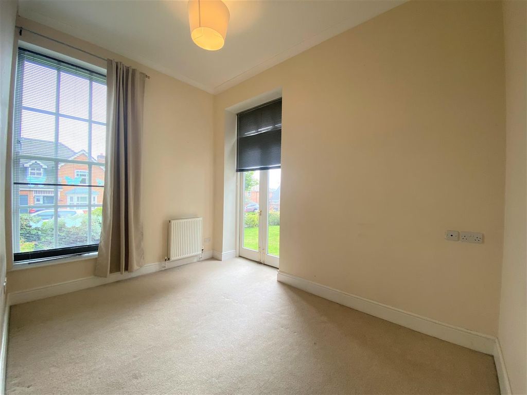 2 bed flat for sale in Westholme Close, Congleton CW12, £195,000
