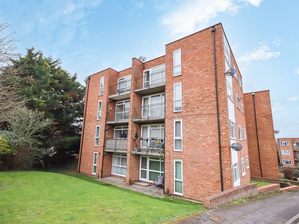 2 bed flat for sale in Croxley Rise, Maidenhead SL6, £235,000