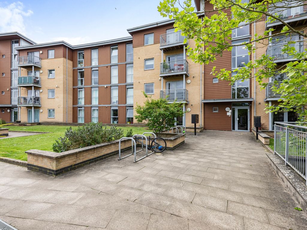 2 bed flat for sale in Kelvin Gate, Bracknell RG12, £210,000