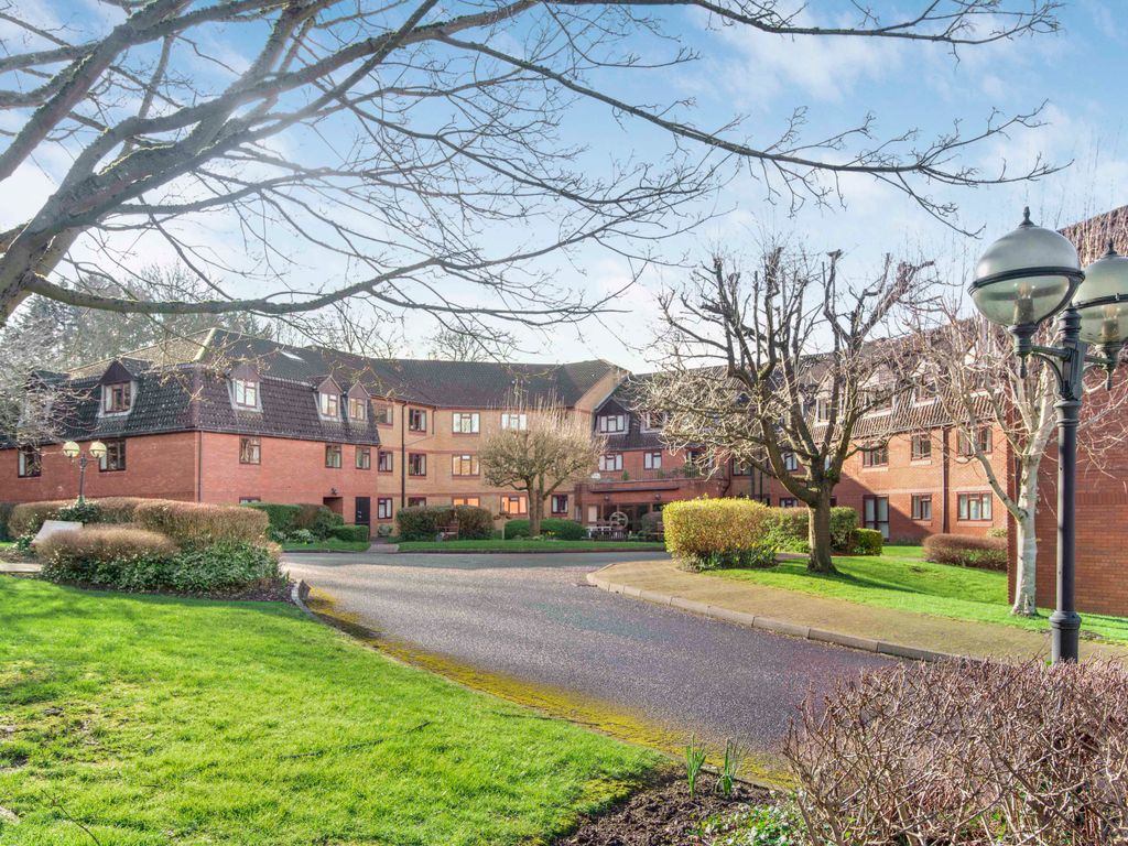 2 bed flat for sale in Crescent Dale, Shoppenhangers Road, Maidenhead SL6, £159,000