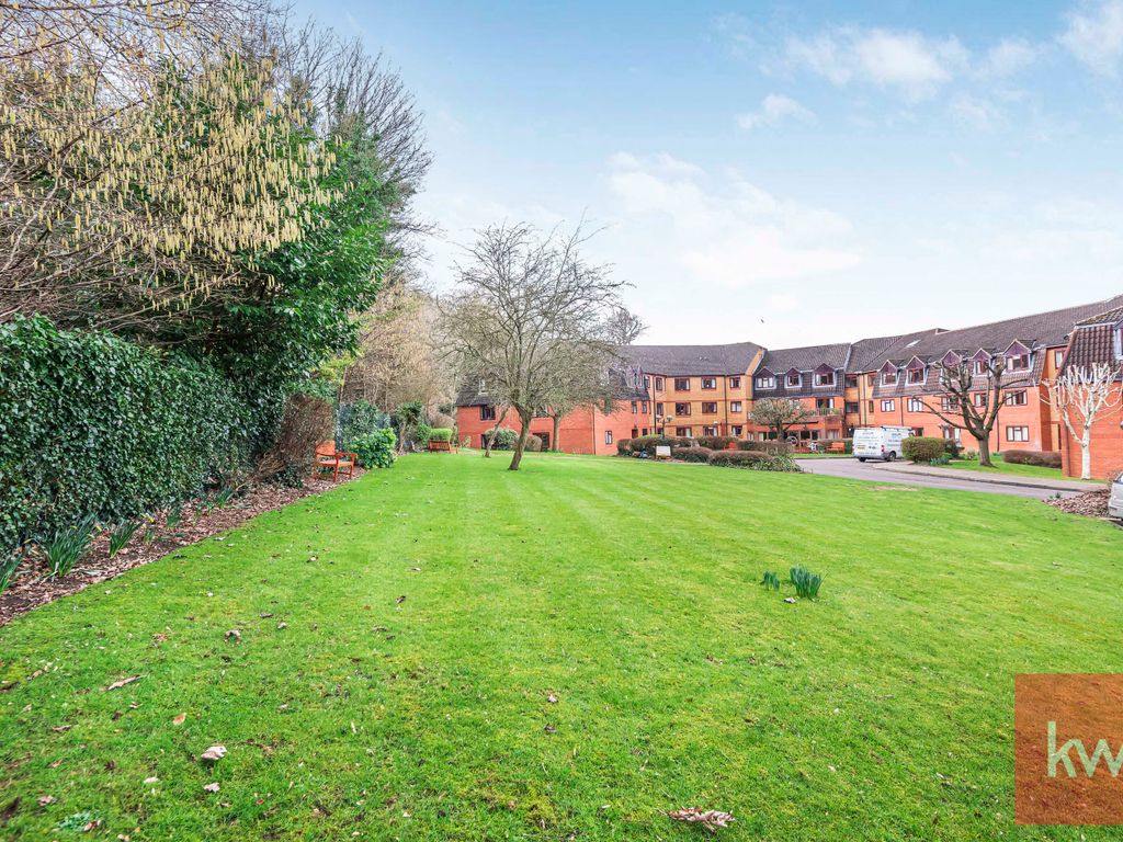 2 bed flat for sale in Crescent Dale, Shoppenhangers Road, Maidenhead SL6, £159,000