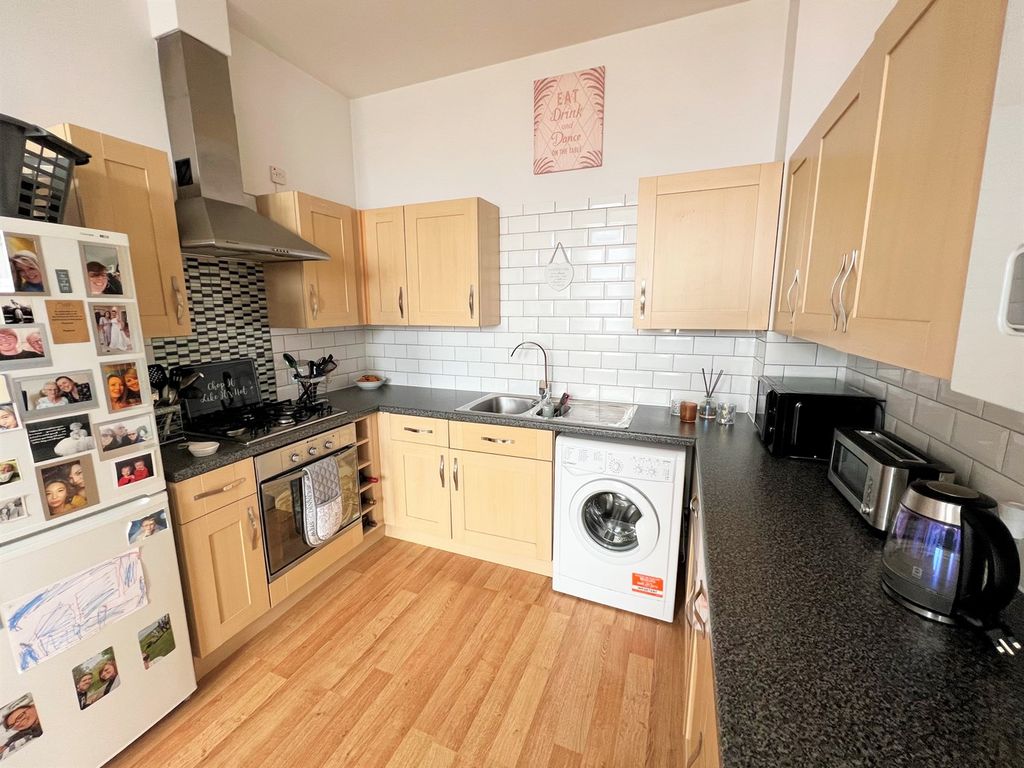 2 bed flat for sale in Freehold Street, Kingsthorpe Hollow, Northampton NN2, £140,000