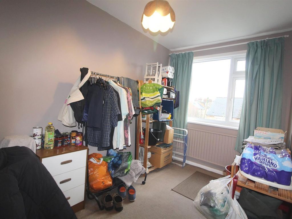 2 bed flat for sale in Alston Road, Barnet EN5, £250,000