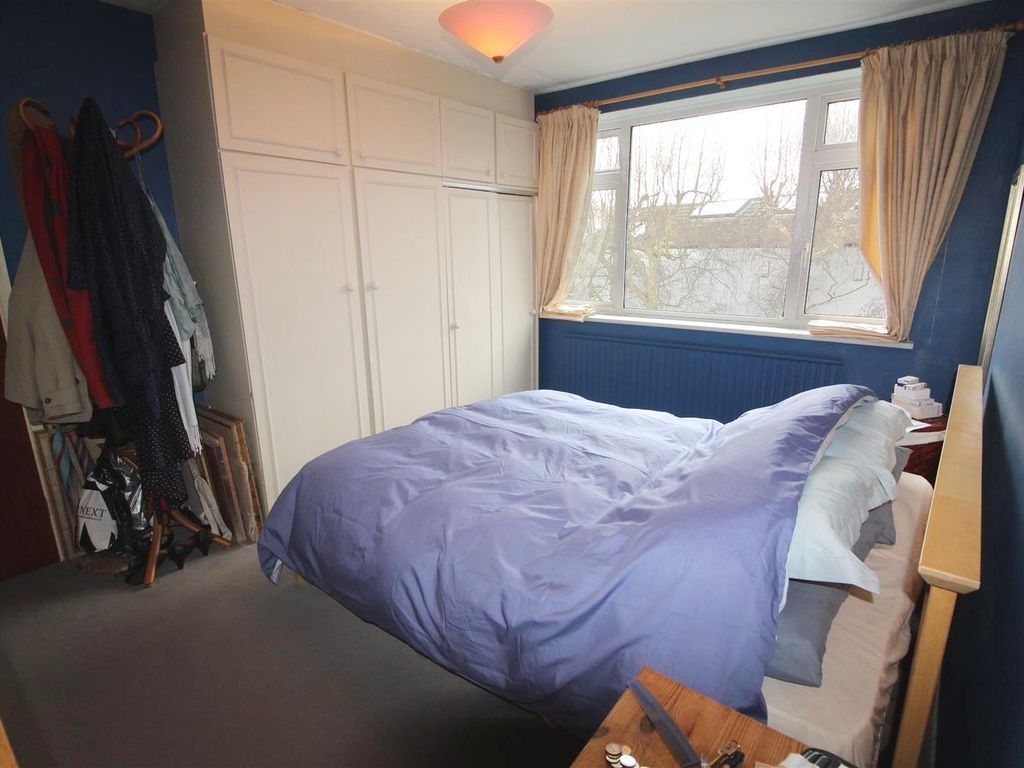 2 bed flat for sale in Alston Road, Barnet EN5, £250,000