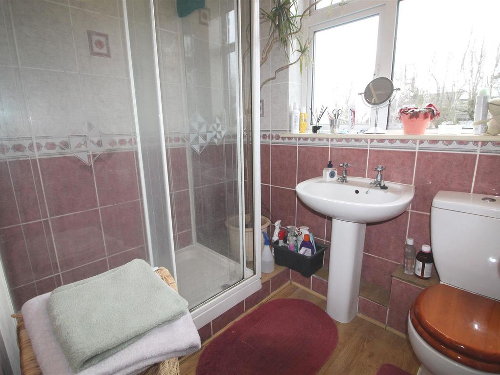 2 bed flat for sale in Alston Road, Barnet EN5, £250,000
