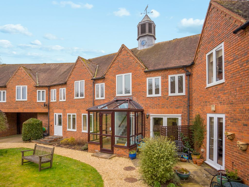 2 bed flat for sale in Isles Court, Isles Road, Ramsbury SN8, £225,000