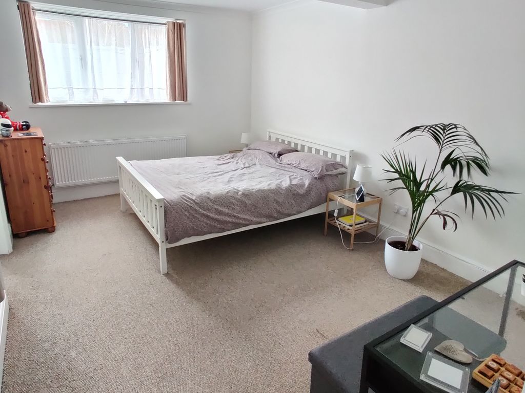 3 bed flat for sale in Milman Road, Reading RG2, £270,000