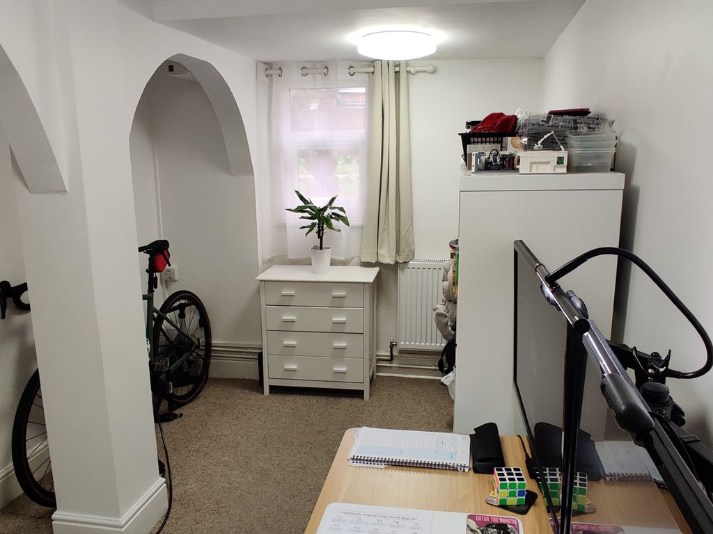3 bed flat for sale in Milman Road, Reading RG2, £270,000