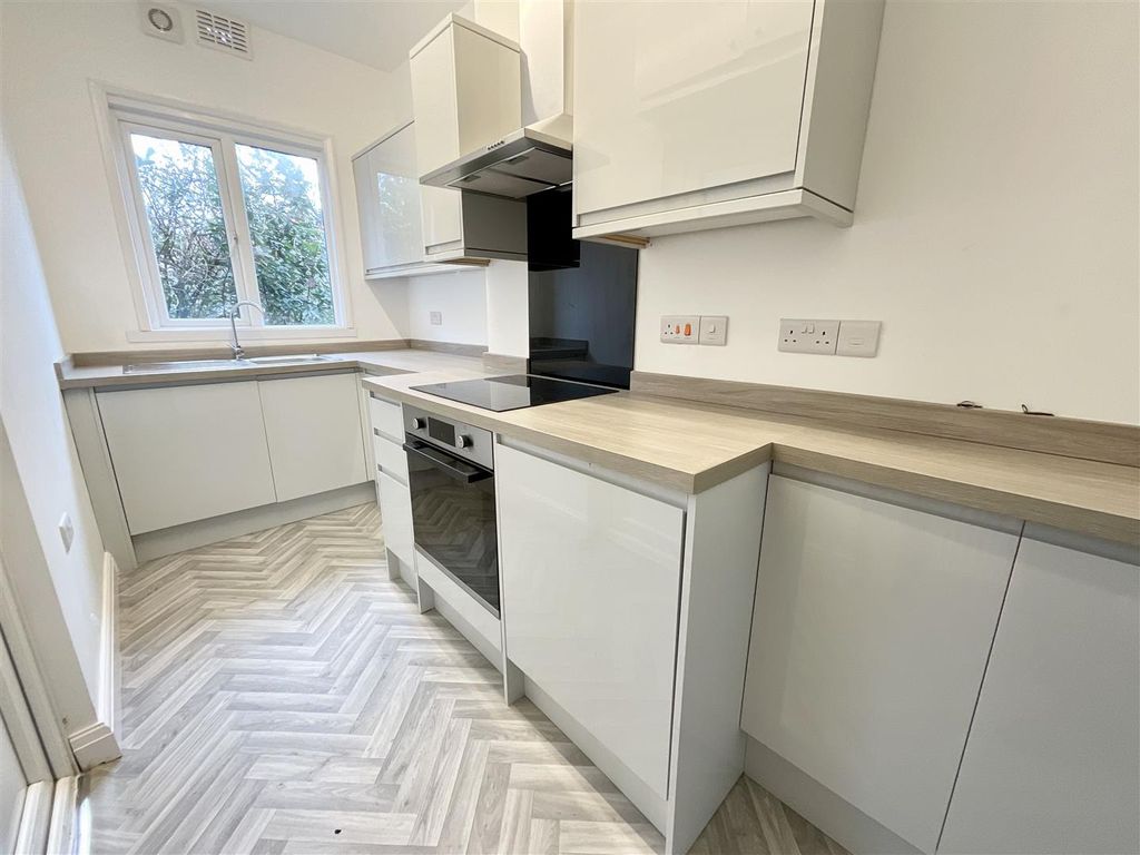 2 bed flat for sale in Fulford Road, Scarborough YO11, £145,000