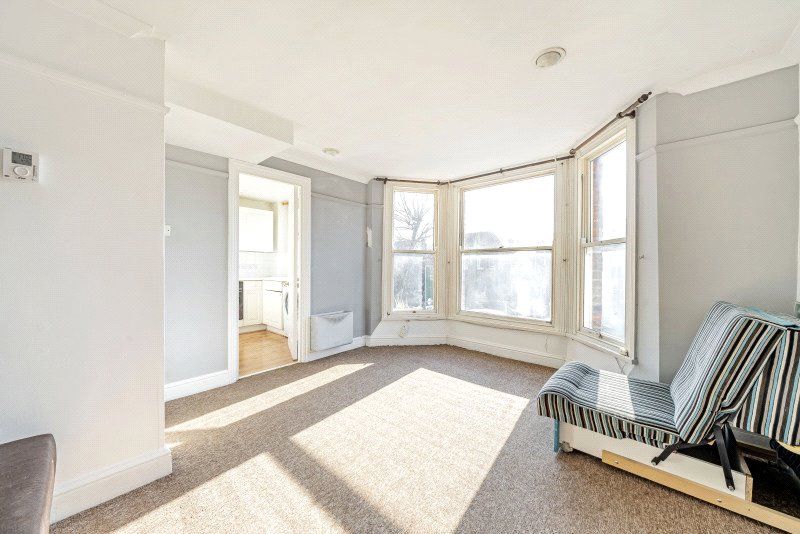 1 bed flat for sale in Brownhill Road, Catford, London SE6, £200,000