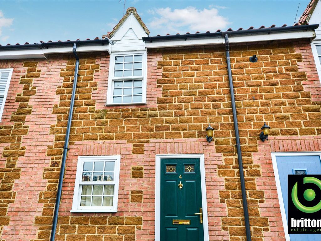 2 bed terraced house for sale in The Courtyard, Snettisham, King