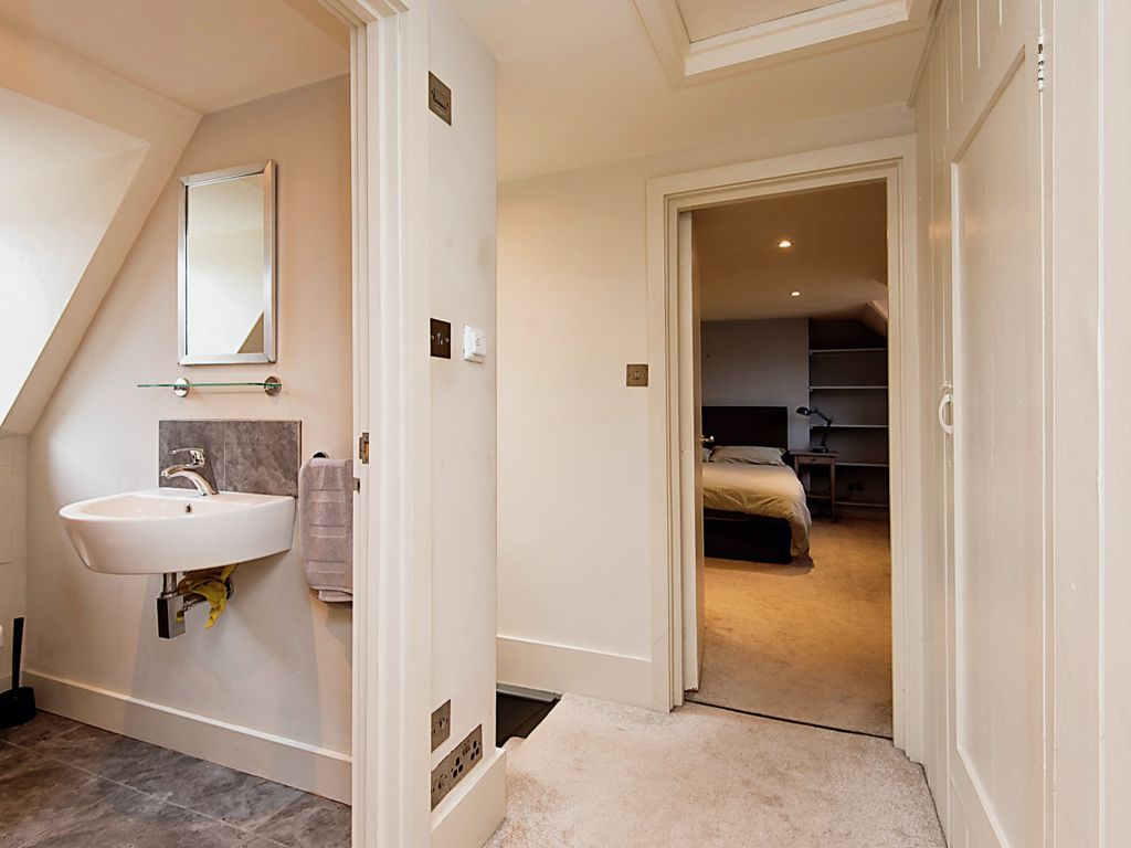 2 bed flat for sale in North Street, Midhurst, West Sussex GU29, £220,000