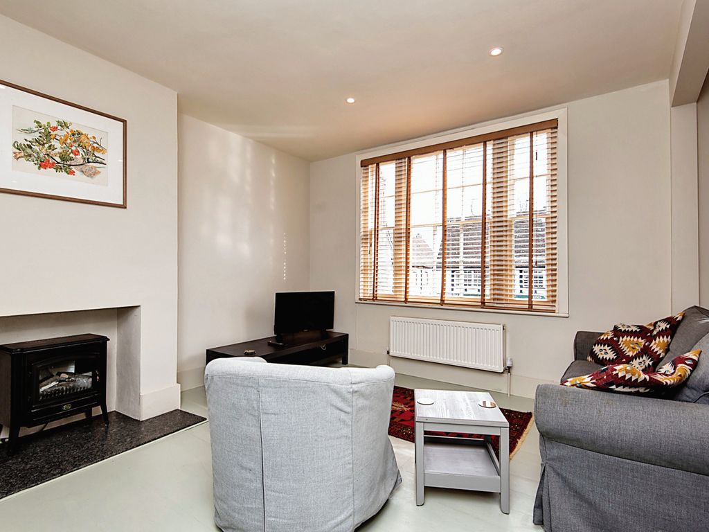 2 bed flat for sale in North Street, Midhurst, West Sussex GU29, £220,000