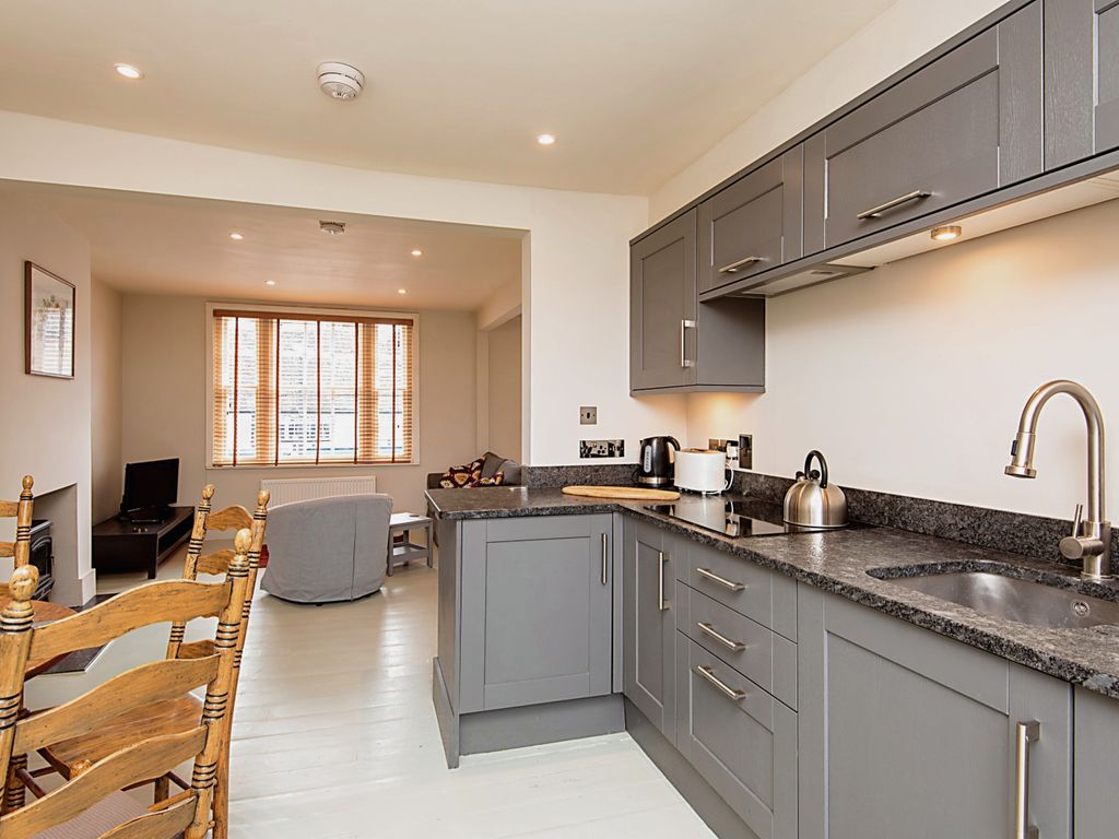 2 bed flat for sale in North Street, Midhurst, West Sussex GU29, £220,000