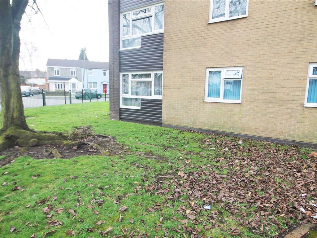 2 bed flat for sale in Reedswood Gardens, Walsall WS2, £95,000