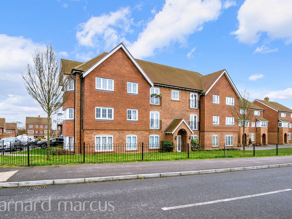 2 bed flat for sale in Preston Manor Road, Tadworth KT20, £330,000