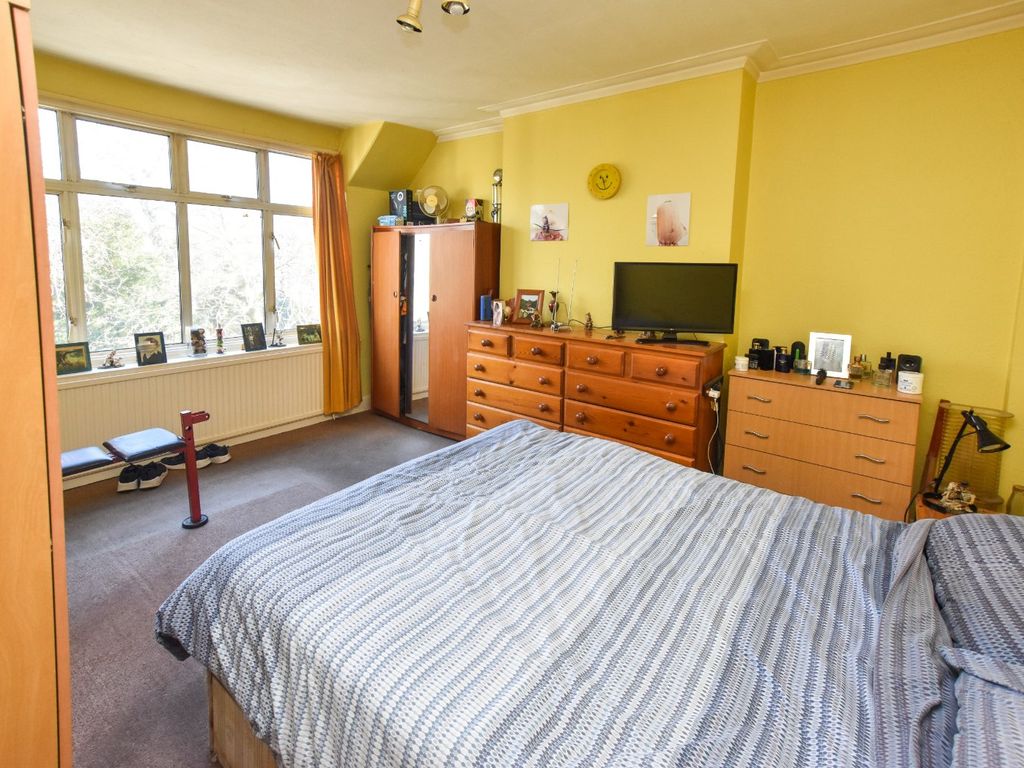 2 bed flat for sale in London Road, Thornton Heath CR7, £160,000