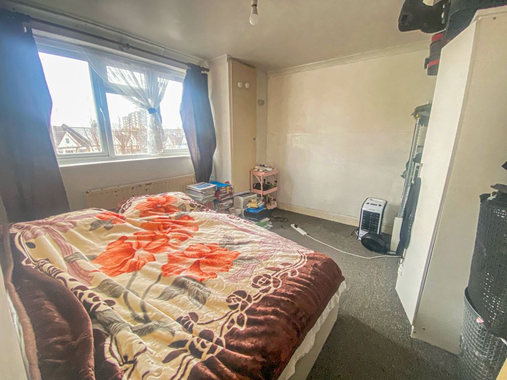 2 bed flat for sale in Woodville Road, Thornton Heath CR7, £200,000