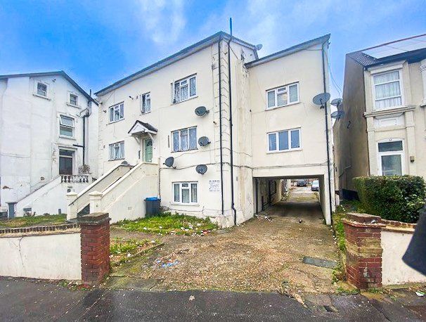 2 bed flat for sale in Woodville Road, Thornton Heath CR7, £200,000