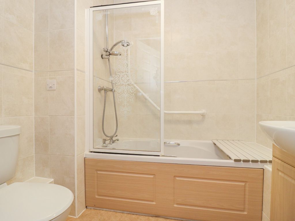 1 bed flat for sale in Holtsmere Close, Garston, Watford WD25, £159,950