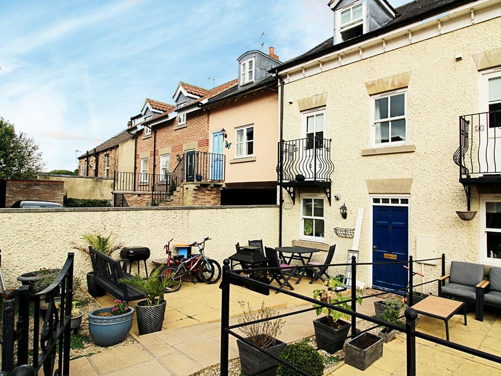 3 bed town house for sale in Allhallowgate, Ripon HG4, £220,000