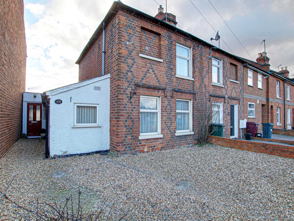 2 bed end terrace house for sale in Gosbrook Road, Reading RG4, £329,950