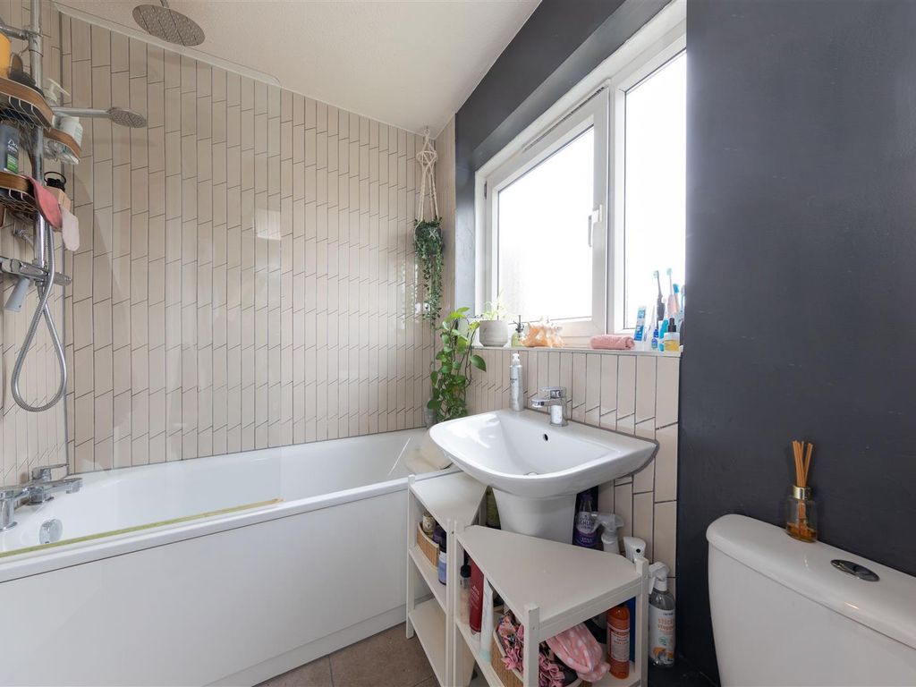1 bed flat for sale in Odessa Road, London E7, £260,000