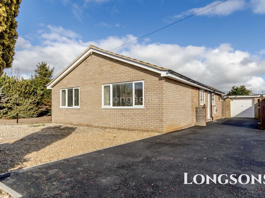 3 bed detached bungalow for sale in Longfields, Swaffham PE37, £325,000