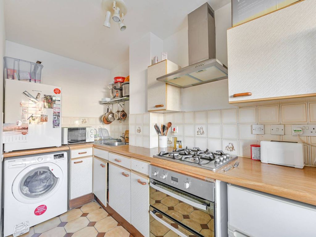 2 bed flat for sale in Rickmansworth Road, Pinner HA5, £300,000