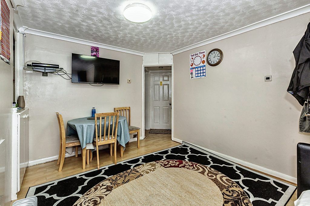 1 bed flat for sale in Cornwall Avenue, Slough SL2, £175,000