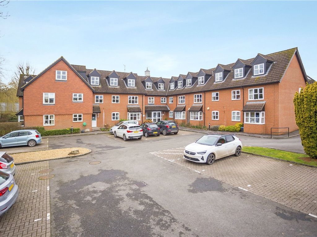 2 bed flat for sale in River Park, Marlborough, Wiltshire SN8, £174,950