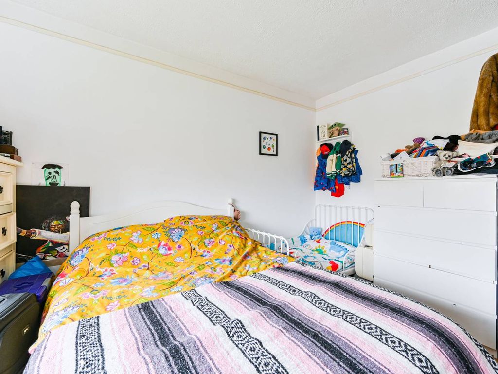 2 bed flat for sale in 17 Pinner Grove, Pinner HA5, £300,000