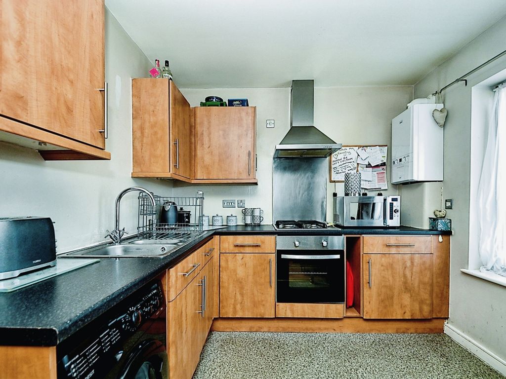 2 bed flat for sale in The Portway, King's Lynn PE30, £100,000